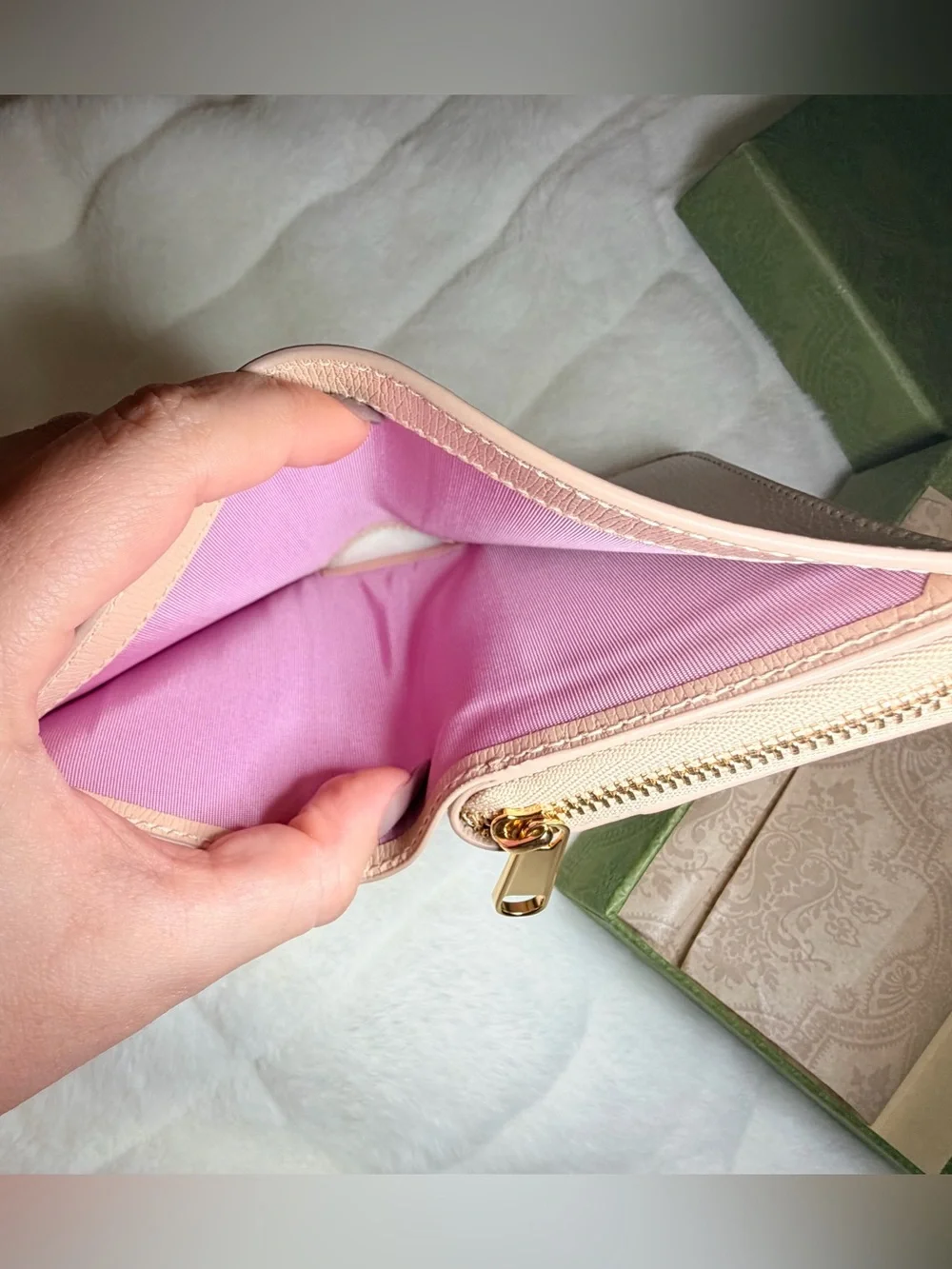 Gucci Beige Script Zip Wallet with Gold Logo - Picture 7 of 8